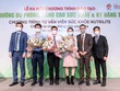 Đại diện Amway Việt Nam tặng hoa cho các giảng viên của Viện Dinh dưỡng Quốc gia tham gia khóa đào tạo
