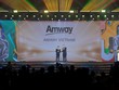 Ông Huỳnh Thiên Triều- Tổng giám Đốc Amway Việt Nam vinh dự được trao tặng phiên bản vàng của chiếc cúp Harmonia với thành tích 5 năm đạt được giải thưởng HR Asia - Nơi làm việc tốt nhất châu Á 2024.