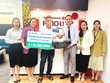 Đại diện gia đình của khách hàng nhận số tiền chi trả quyền lợi bảo hiểm từ Manulife Việt Nam và Techcombank