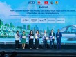 Bà Milly Cheng, Tổng giám đốc Công ty Coca-Cola Việt Nam, đại diện công ty nhận giải Top 2 Doanh nghiệp phát triển bền vững và giải thưởng “Doanh nghiệp tiên phong xây dựng, thực hiện tính công bằng, bình đẳng, bao trùm