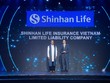 Ông Bae Seung Jun (phải) ,Tổng giám đốc Shinhan Life Việt Nam nhận giải thưởng tại Lễ vinh danh được HR Asia Awards tổ chức tối ngày 14/8 tại TP.HCM