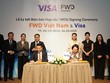 Ông Phương Tiến Minh, Tổng giám đốc FWD Việt Nam và bà Đặng Tuyết Dung, Giám đốc Visa Việt Nam và Lào ký kết hợp tác thúc đẩy sự phát triển của bảo hiểm số và thanh toán không tiền mặt tại Việt Nam.