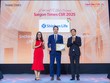 Ông Bae Seung Jun, Tổng giám đốc Shinhan Life Việt Nam (giữa) nhận danh hiệu "Doanh nghiệp vì cộng đồng" tại Lễ vinh danh Saigon Times CSR 2025