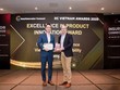 Ông Bae Seung Jun, Tổng Giám đốc Shinhan Life Việt Nam (trái) nhận Giải thưởng EXCELLENCE IN PRODUCT INNOVATION AWARD