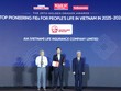 Ông Nguyễn Quang Duy, PTGĐ Marketing và Phát triển Kinh doanh Kênh Đối tác đại diện AIA Việt Nam nhận Giải thưởng Rồng Vàng 2026 từ Ban tổ chức