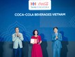 Bà Nguyễn Lan Hương – Giám đốc Tương tác Chiến lược Toàn Quốc đại diện Công ty Coca-Cola Việt Nam nhận giải thưởng 