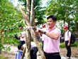 Nhân viên C.P. Việt Nam tham gia chăm sóc và bảo vệ cây xanh sau khi trồng tại chương trình.