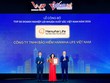 Đại diện Hanwha Life Việt Nam nhận cúp và chứng nhận “Top 50 Doanh nghiệp Lợi nhuận xuất sắc Việt Nam 2026”