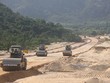 Một trong những đoạn tuyến ven biển tại Bình Định đang được các nhà thầu thi công