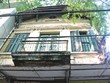 Một ngôi nhà trên phố cổ đang trong tình trạng xuống cấp.