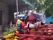 Lực lượng chức năng TP. Hà Tĩnh sơ tán dân vùng ngập sâu đến nơi an toàn. Ảnh P. Đức