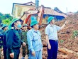 Đại biểu Hà Sỹ Đồng (thứ hai từ phải sang) tại hiện trường vụ sạt lở đất tại huyện Hướng Hoá (Quảng Trị).