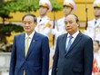 Việt Nam là quốc gia đầu tiên mà ông Suga Yoshihide (bìa trái) lựa chọn thăm chính thức sau khi nhậm chức Thủ tướng Nhật Bản vào tháng 9/2020. Ảnh: Đức Thanh