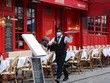 Nhân viên phục vụ thực khách tại một nhà hàng ở Paris, Pháp ngày 28/10/2020. (Ảnh: THX/TTXVN)