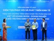 Ông Nguyễn Quốc Việt, Phó Tổng biên tập Báo Đầu tư thay mặt tác giả Khánh An nhận giải B, với tác phẩm: “Doanh nghiệp nhà nước trong lằn ranh thúc thủ và bứt tốc” (4 kỳ).