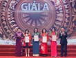 Chủ tịch Quốc hội Nguyễn Thị Kim Ngân và Trưởng ban Tuyên giáo Trung ương Võ Văn Thưởng trao giải cho các tác giả đoạt giải A - (Ảnh Duy Linh).