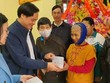 Ông Nguyễn Hữu Hán, Phó chủ tịch UBND huyện Lệ Thủy trao quà Tết "Quỹ Thiện Tâm" cho bà con nhân dân huyện Lệ Thủy.