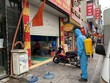 Lực lượng y tế thành phố Hạ Long tiến hành phun tiêu độc khử trùng đối với các cơ sở vẫn cố tình để khách vào ăn uống tại cửa hàng.
