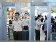 Các nhân viên làm việc tại Khu vực kiểm tra soi chiếu an ninh tại Cảng hàng không quốc tế Nội Bài (ảnh: ACV).
