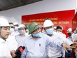 Ông Hồ Minh Hoàng (mặc áo trắng) báo cáo Thủ tướng Chính phủ Nguyễn Xuân Phúc tiến độ xây dựng đường cao tốc Trung Lương - Mỹ Thuận trong chuyến công tác thị sát Dự án vào cuối tháng 7/2020.