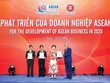 Phó thủ tướng Trương Hòa Bình trao tặng Kỷ niệm chương cho bà Nguyễn Thị Nga, ghi nhận những nỗ lực và đóng góp to lớn vì sự phát triển của cộng đồng doanh nghiệp ASEAN