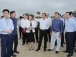 Ông Lê Văn Thành, Bí thư Thành uỷ Hải Phòng kiểm tra tiến độ đường cao tốc ven biển tại phường Minh Đức, quận Đồ Sơn. Ảnh: DT