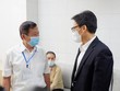 Phó Thủ tướng Vũ Đức Đam đang thăm hỏi tình nguyện viên tiêm thử nghiệm vắc-xin Nano Covax.