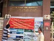 Khách hàng đến trụ sở Công ty Intresco căng băng rôn đòi quyền lợi. 