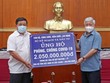 Đại diện Bộ Kế hoạch và Đầu tư, Bộ trưởng Nguyễn Chí Dũng (bìa trái) trao 2,05 tỷ đồng đóng góp cho hoạt động phòng chống dịch Covid-19 cho Chủ tịch Ủy ban Trung ương MTTQ Việt Nam Đỗ Văn Chiến (Ảnh: Đức Trung)