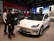 Mẫu xe Model 3 được trưng bày trong một showroom Tesla tại Bắc Kinh. Ảnh: AFP