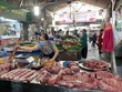 Tiểu thương sạp thịt heo tại chợ Phạm Văn Hai trước khi tạm ngưng hoạt động (Ảnh minh hoạ: Q.T).