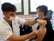 Nhân viên y tế tiêm vaccine phòng COVID-19 cho người dân tại Petah Tikva, Israel, ngày 6/6/2021. (Ảnh: THX/TTXVN) 