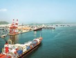 Tàu chở container vào trả hàng tại cảng Quy Nhơn.