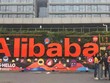 Cổ phiếu Alibaba niêm yết tại Hong Kong rớt giá 1% trong ngày 25/8. Ảnh: AFP