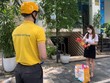 Nhân viên Vietnam Post thực hiện giao hàng đảm bảo an toàn trong vùng dịch.