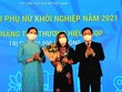 Phó Thủ tướng Thường trực Phạm Bình Minh và Chủ tịch Hội Liên hiệp Phụ nữ Việt Nam Hà Thị Nga trao Giải "Nâng tầm thương hiệu OCOP" cho tác giả Vi Thị Lụa với dự án "Trà diếp cá Lụa Vy"