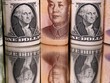 Đồng đô la Mỹ và đồng Nhân dân tệ của Trung Quốc. Ảnh: AFP