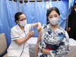 Nhân viên y tế tiêm vaccine phòng COVID-19 cho người dân tại Tokyo, Nhật Bản. Ảnh: AFP/TTXVN 