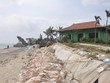 Bãi biển Cửa Đại sạt lở nghiêm trọng.