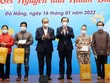 Chủ tịch nước Nguyễn Xuân Phúc (thứ 4 từ trái qua) trao quà Tết tại Đà Nẵng