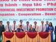 Ông Trần Văn Lâu, Chủ tịch UBND tỉnh Sóc Trăng (bên trái) ký bản ghi nhớ với nhà đầu tư tại Hội nghị xúc tiến đầu tư Sóc Trăng