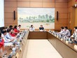 Các đại biểu Quốc hội thảo luận tại tổ về kinh tế, xã hội