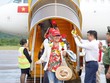 Phó Chủ tịch tỉnh Kiên Giang Lê Quốc Anh (áo trắng, cà vạt xanh), Giám đốc Sở Du lịch Kiên Giang Bùi Quốc Thái (áo trắng, cà vạt đen) cùng Giám đốc Điều hành Vietjet Đinh Việt Phương (áo đỏ) tham gia lễ đón và tặng hoa du khách trên chuyến bay từ quốc gia 1,4 tỷ dân Ấn Độ tới với Phú Quốc.