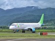 Một tàu bay phản lực Embraer của Bamboo Airways hạ cánh đón khách tại sân bay Điện Biên.