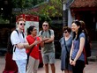 Du khách quốc tế tham quan Văn Miếu - Quốc Tử Giám. (Ảnh: Hồng Hạnh)