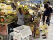 Khách hàng mua hoa quả tại chợ Or Tor Kor của Thái Lan. (Ảnh: TTXVN phát)