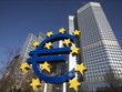Biểu tượng đồng tiền chung euro ở phía trước trụ sở Ngân hàng Trung ương châu Âu (ECB) tại Frankfurt am Main, Đức. Ảnh: AFP/TTXVN