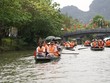 Các đại biểu tham quan quần thể danh thắng Tràng An bằng thuyền.