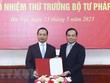 Phó Thủ tướng Trần Lưu Quang trao Quyết định bổ nhiệm ông Trần Tiến Dũng giữ chức Thứ trưởng Bộ Tư pháp. (Ảnh: Lâm Khánh/TTXVN) 