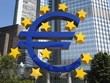 Biểu tượng đồng euro ở phía trước trụ sở Ngân hàng trung ương châu Âu (ECB) tại Frankfurt am Main, Đức. (Ảnh: AFP/TTXVN)